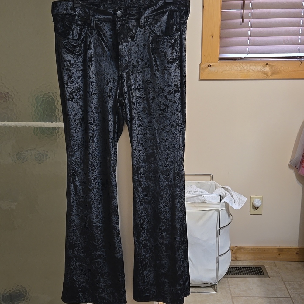 Womens Wrangler Black Velvet Pants Size 30 Waist